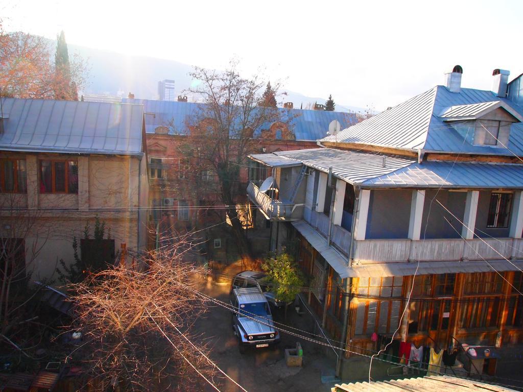 Green Stairs Guest House Тбилиси Стая снимка