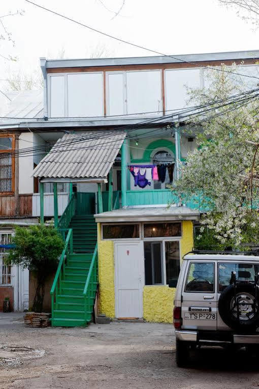 Green Stairs Guest House Тбилиси Екстериор снимка